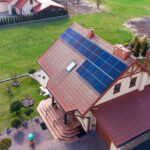 Panele fotowoltaiczne na dachu domu jednorodzinnego