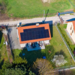 Panele fotowoltaiczne na dachu domu jednorodzinnego