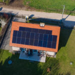 Panele fotowoltaiczne na dachu domu jednorodzinnego