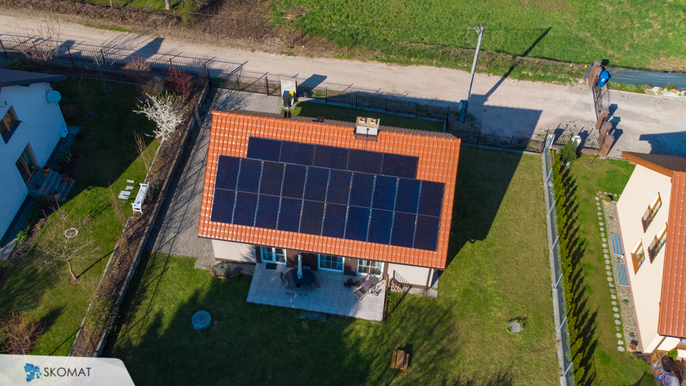 Panele fotowoltaiczne na dachu domu jednorodzinnego