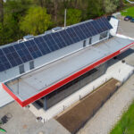 Panele fotowoltaiczne na dachu budynku firmowego realizacja Kraków