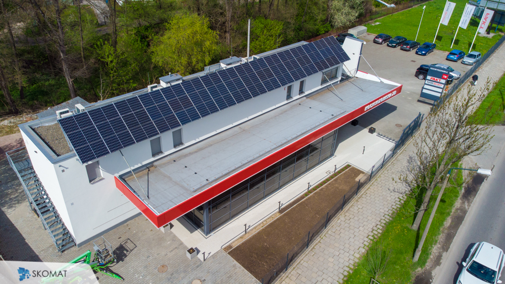 Panele fotowoltaiczne na dachu budynku firmowego realizacja Kraków