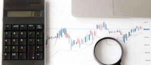 kalkulator, lupa, wyliczanie zysków z zastosowania paneli słonecznych