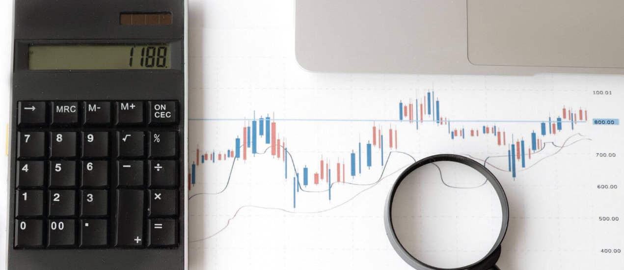 kalkulator, lupa, wyliczanie zysków z zastosowania paneli słonecznych