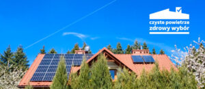 dom z założonymi panelami fotowoltaicznymi