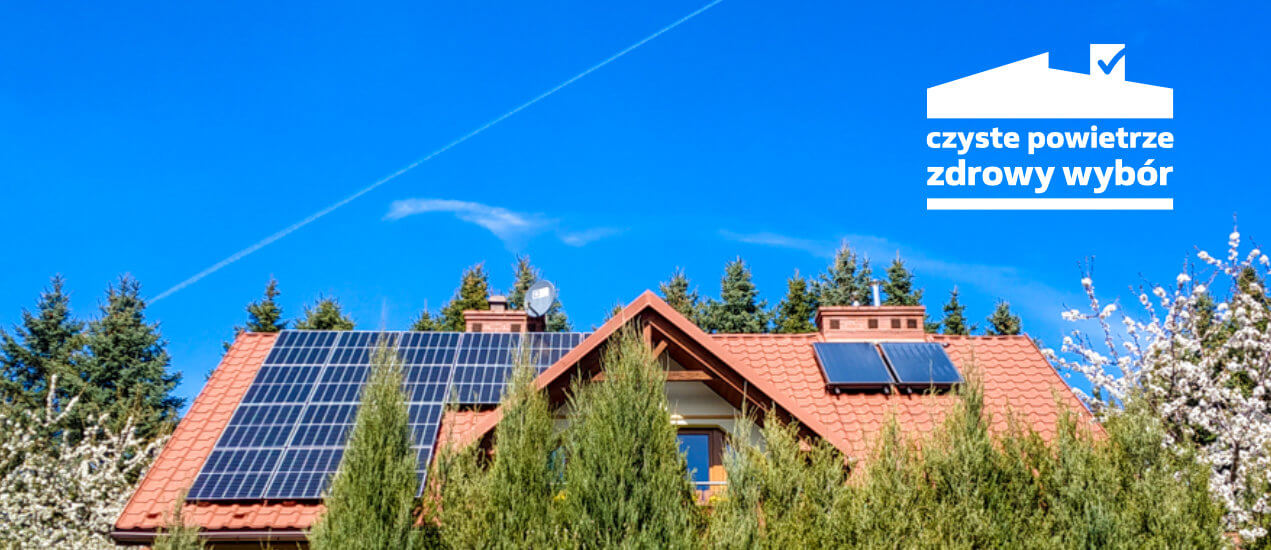 dom z założonymi panelami fotowoltaicznymi