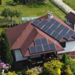 budynek wiejski w Okocimie z panelami fotowoltaicznymi na dachu 4,2kwp