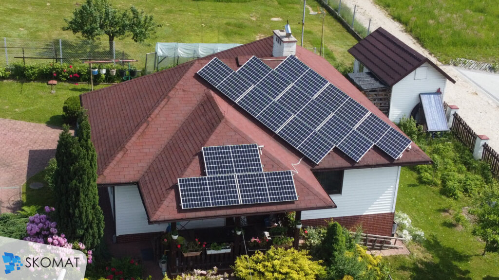 budynek wiejski w Okocimie z panelami fotowoltaicznymi na dachu 4,2kwp