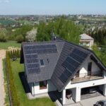 dom jednorodzinny w Jerzmanowice z panelami fotowoltaicznymi na dachu