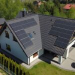 dom jednorodzinny w Jerzmanowice z panelami fotowoltaicznymi na dachu