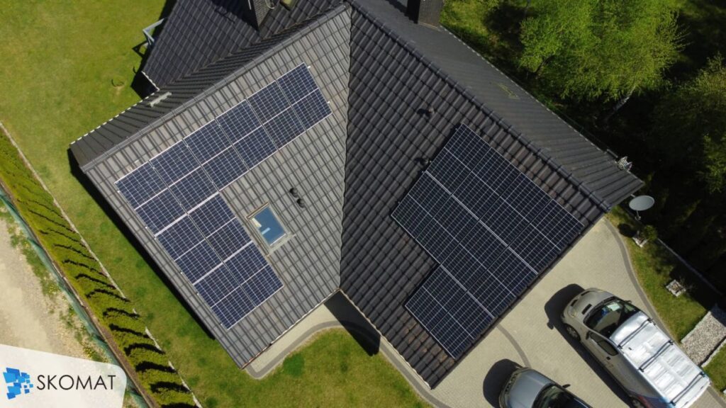 dom jednorodzinny w Jerzmanowice z panelami fotowoltaicznymi na dachu