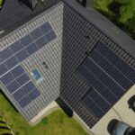 dom jednorodzinny w Jerzmanowice z panelami fotowoltaicznymi na dachu