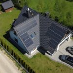 dom jednorodzinny w Jerzmanowice z panelami fotowoltaicznymi na dachu
