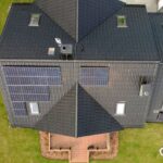 dom jednorodzinny w Kozierowie z panelami fotowoltaicznymi na dachu