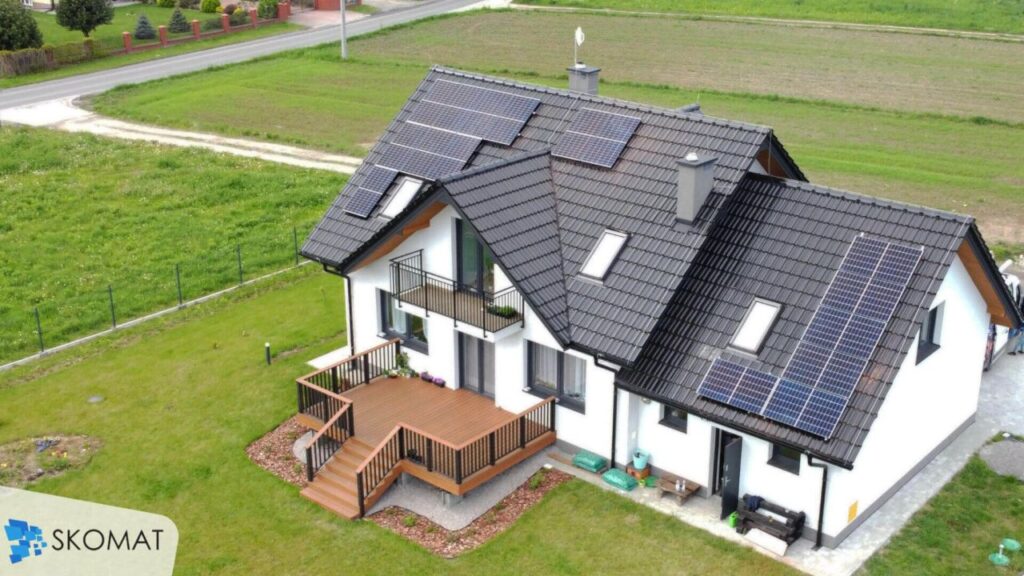 dom jednorodzinny w Kozierowie z panelami fotowoltaicznymi na dachu