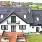 dom jednorodzinny w Kozierowie z panelami fotowoltaicznymi na dachu