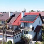 dom jednorodzinny w Mielecu z panelami fotowoltaicznymi na dachu