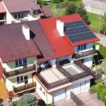 dom jednorodzinny w Mielecu z panelami fotowoltaicznymi na dachu
