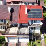 dom jednorodzinny w Mielecu z panelami fotowoltaicznymi na dachu