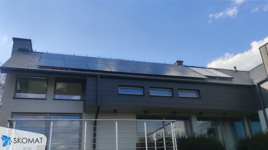 budynek z panelami słonecznymi na dachu