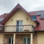 dom jednorodzinny w Stróżu z panelami fotowoltaicznymi na dachu