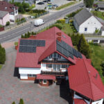 realizacja instalacji fotowoltaicznej na dachu domu jednorodzinnego w Białej widok z bliska