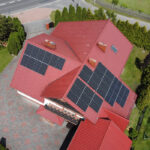 realizacja instalacji fotowoltaicznej na dachu domu jednorodzinnego w Białej widok z bliska