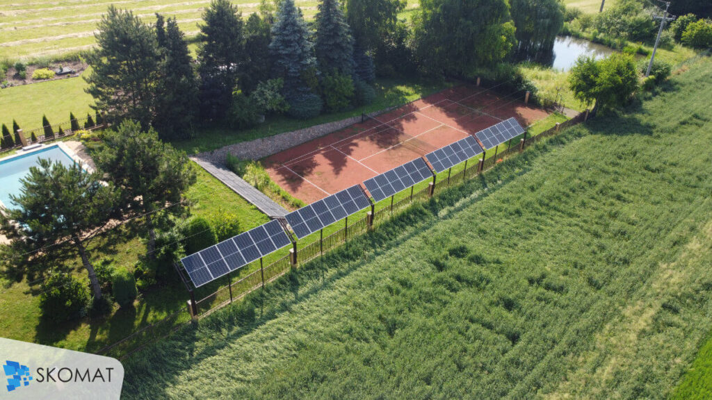 realizacja instalacji fotowoltaicznej na polu w Wysiolek widok z bliska
