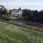 realizacja instalacji fotowoltaicznej na polu w Wysiolek widok z bliska