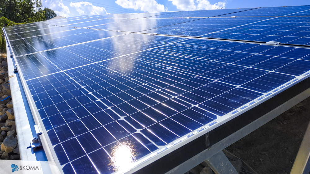 Instalacja fotowoltaiczna. Panele fotowoltaiczne na zainstalowane na skarpie.