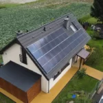 Realizacja instalacji fotowoltaicznej na dachu budynku w Prusy