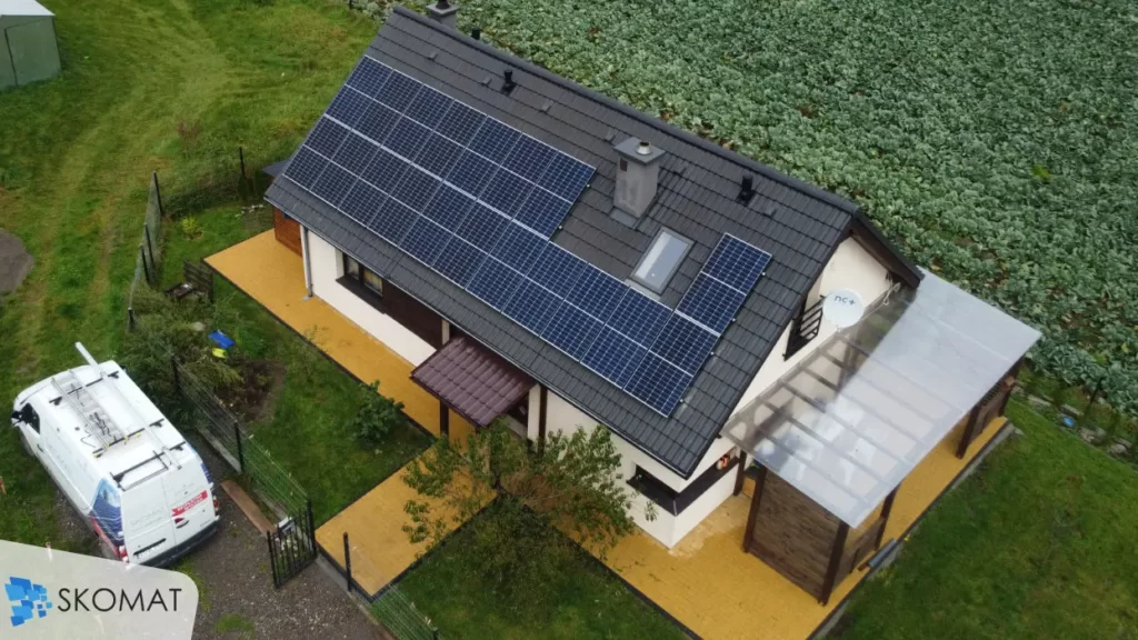 Realizacja instalacji fotowoltaicznej na dachu budynku w Prusy