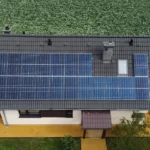 Realizacja instalacji fotowoltaicznej na dachu budynku w Prusy