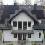 realizacja inwestycji oze na dachu domu widok z przodu domu na panelel fotowoltaiczne