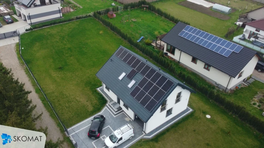 Fotowoltaika na dachu dom jednorodzinny widok z góry