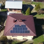 Instalacja fotowoltaiczna na dachu domu jednorodzinengo w miejscowości Ropa