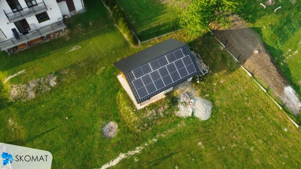 instalacja fotowoltaiczna na dachu budynku gospodarczego