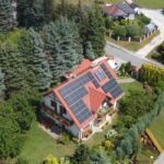 Instalacja fotowoltaiczna na dachu domu Okocim