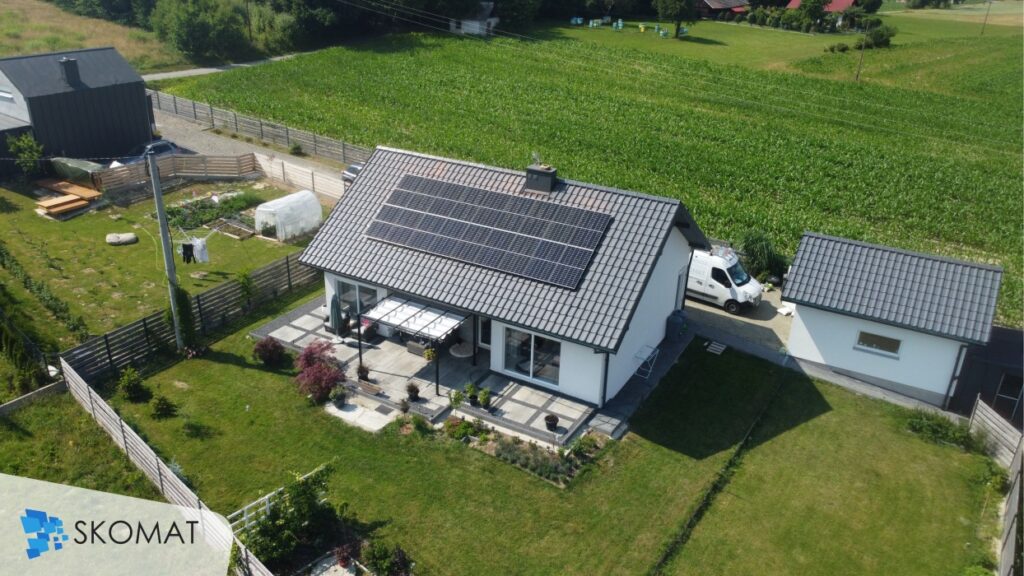 Dach domu z instalacją fotowoltaiczną w Kepanowie