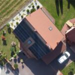 Widok na dach z instalacją fotowoltaiczną w Tuchowie