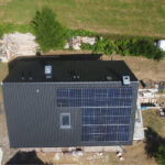 Montaż paneli fotowoltaicznych w żywcu na dachu domu jednorodzinnego