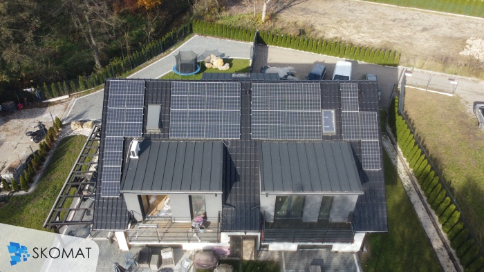 Instalacja fotowoltaiczna na dachu domu wielorodzinnego