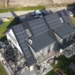 Instalacja fotowoltaiczna kraków na dachu domu wielorodzinnego