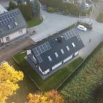 Widok na dach z instalacją fotowoltaiczną