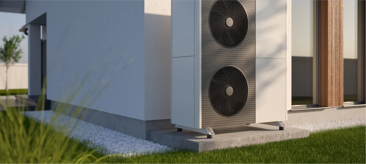 Pompa ciepła zamontowana przy ścianie domu w Krakowie