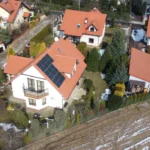 Dach domu w Michałowicach z Instalacją fotowoltaiczną zamontowaną przez Skomat