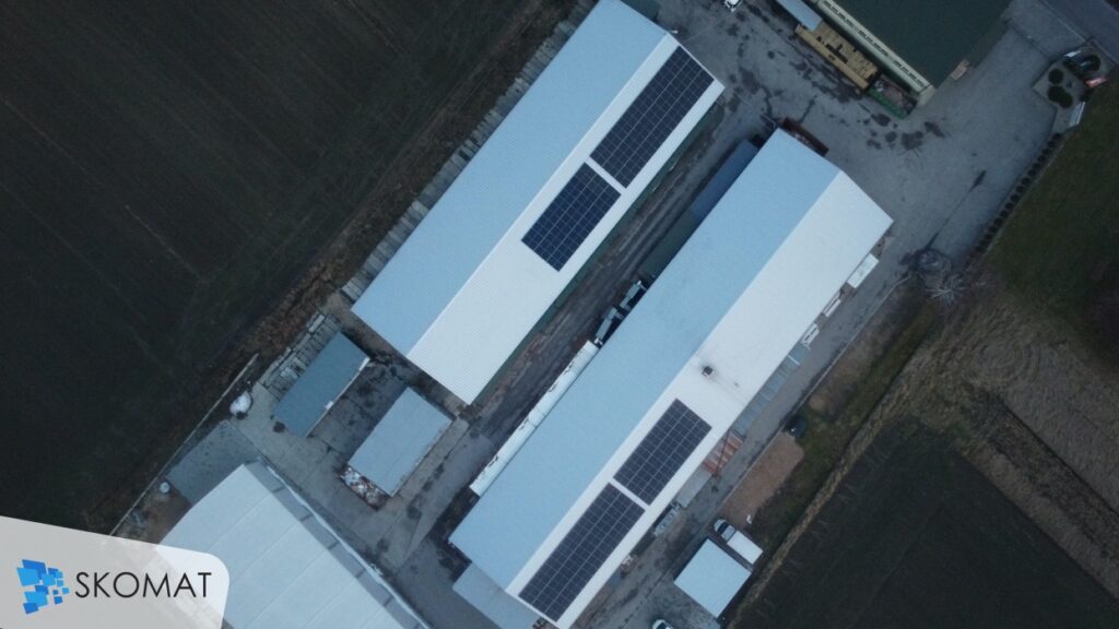 Fotowoltaika na dachu obornika z góry Tychy