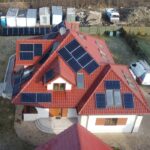 Realizacja instalacji fotowoltaicznej na dachu domu jednorodzinnego
