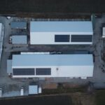 realizacja instalacji fotowoltaicznej na dachu budynku w tychach