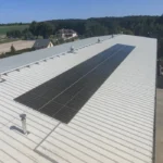 Zdjęcie dachu magazynu w Lubinie z zainstalowanymi panelami fotowoltaicznymi